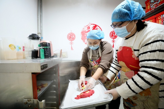 1月24日，在河北省隆尧县固城镇北辛庄村馒头房，农民在制作花馍。成梅摄