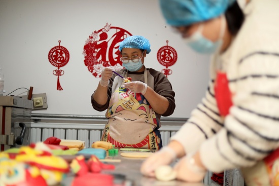1月24日，在河北省隆尧县固城镇北辛庄村馒头房，农民在制作花馍。成梅摄