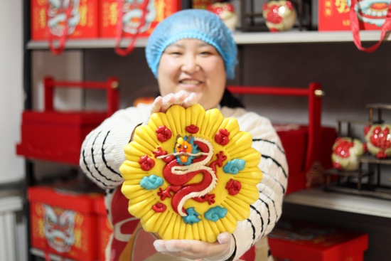 1月24日，在河北省隆尧县固城镇北辛庄村馒头房，农民展示蒸好的花馍。成梅摄