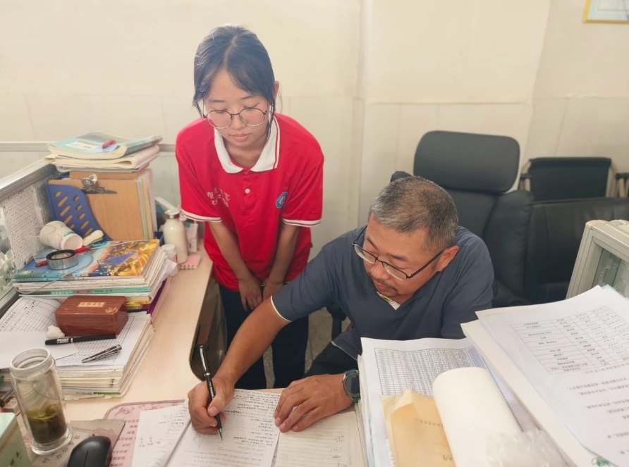 身边的榜样丨父亲走后，她把倒数第一“撕”成高分成绩单