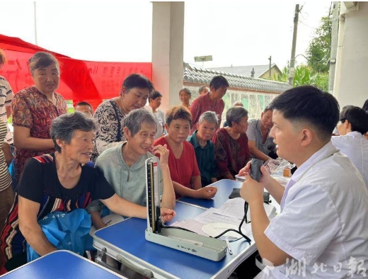 中峰镇：义诊服务送上门 村民健康有“医”靠