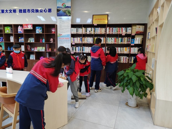 竹溪县实验小学走进西关社区开展志愿服务活动——打扫图书馆_副本.jpg