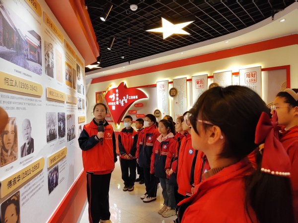 竹溪县实验小学走进西关社区开展志愿服务活动——“红领巾”讲解员讲竹溪红色历史_副本.jpg