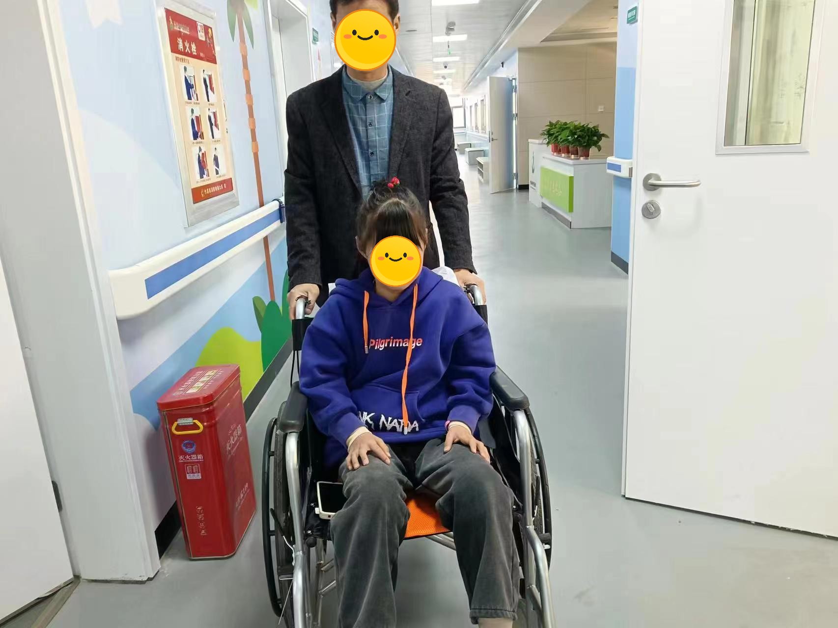 丹丹来的时候，父亲推着轮椅送她来到中心.jpg