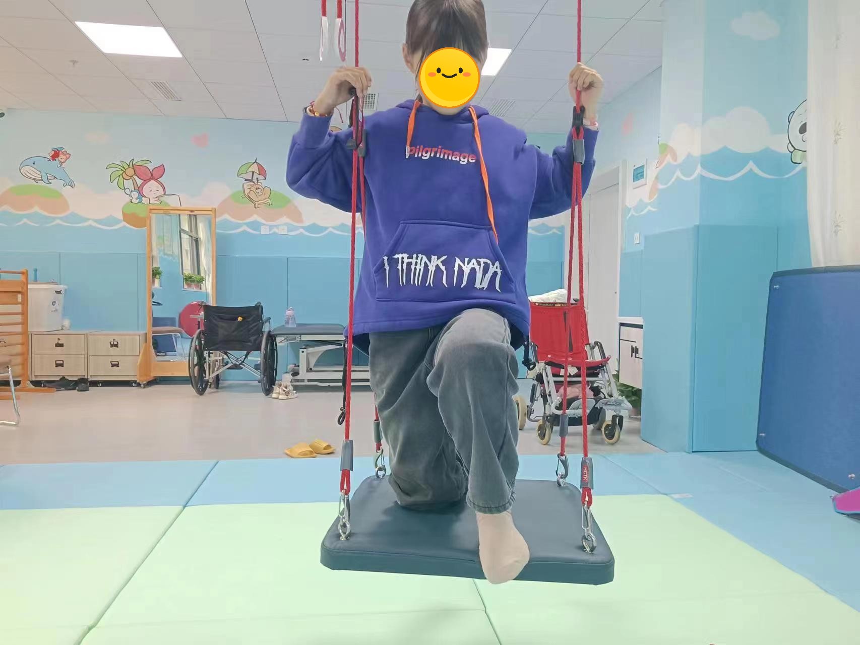 丹丹自己做平衡训练中.jpg