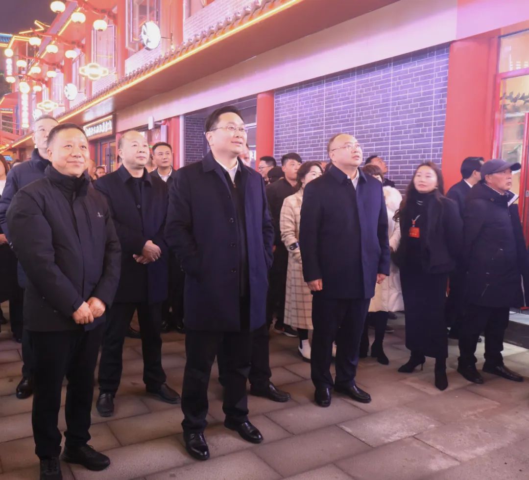 感受美丽蝶变 凝聚发展共识——许庆一、师文明与县“两会”代表委员视察武陵不夜城