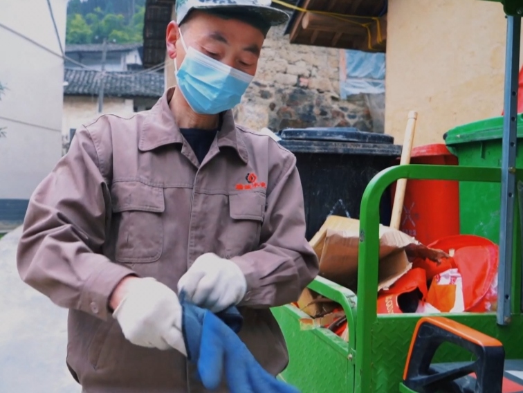 代敬波在开展志愿服务活动.jpg (1).jpg