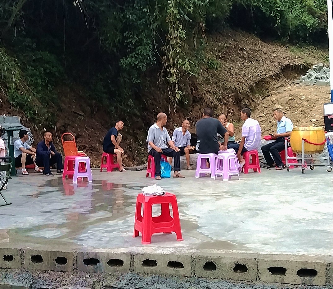 村民在广场进行休闲娱乐活动.jpg