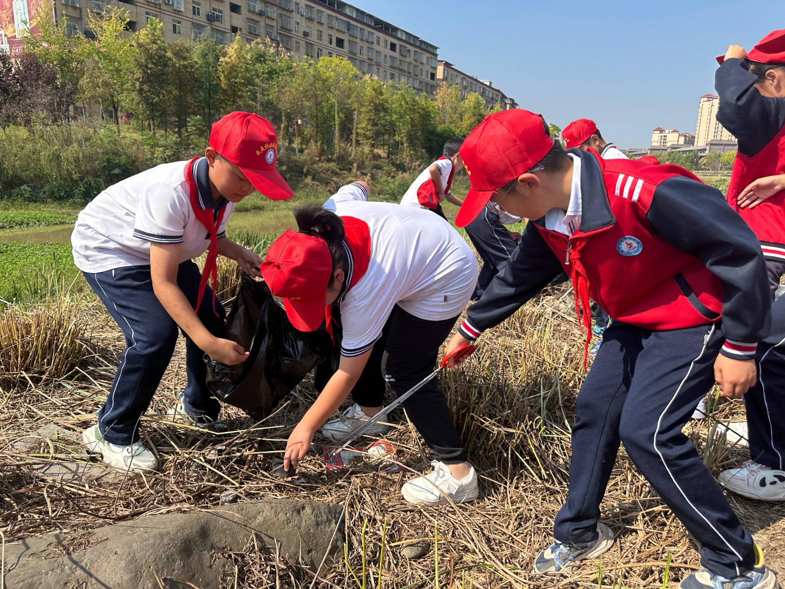 竹溪县实验小学开展“志愿我先行 清水送北京——守护竹溪河”护水行动3.jpg