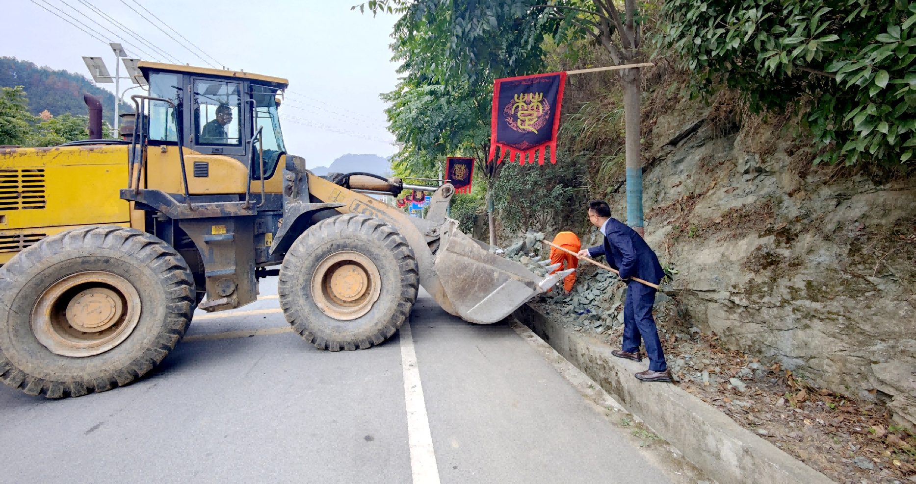 清理G346关垭路段.png