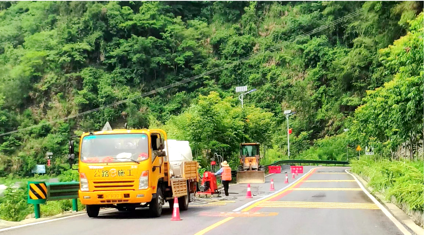 道路灌浆施工现场.png