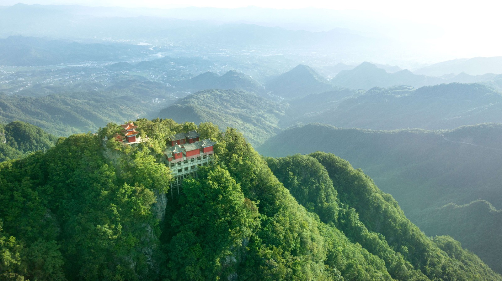 绿海之中的偏头峰.jpg