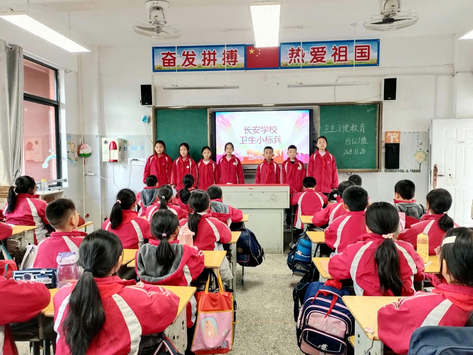 长安学校组织各班开展文明礼仪主题班会.jpg